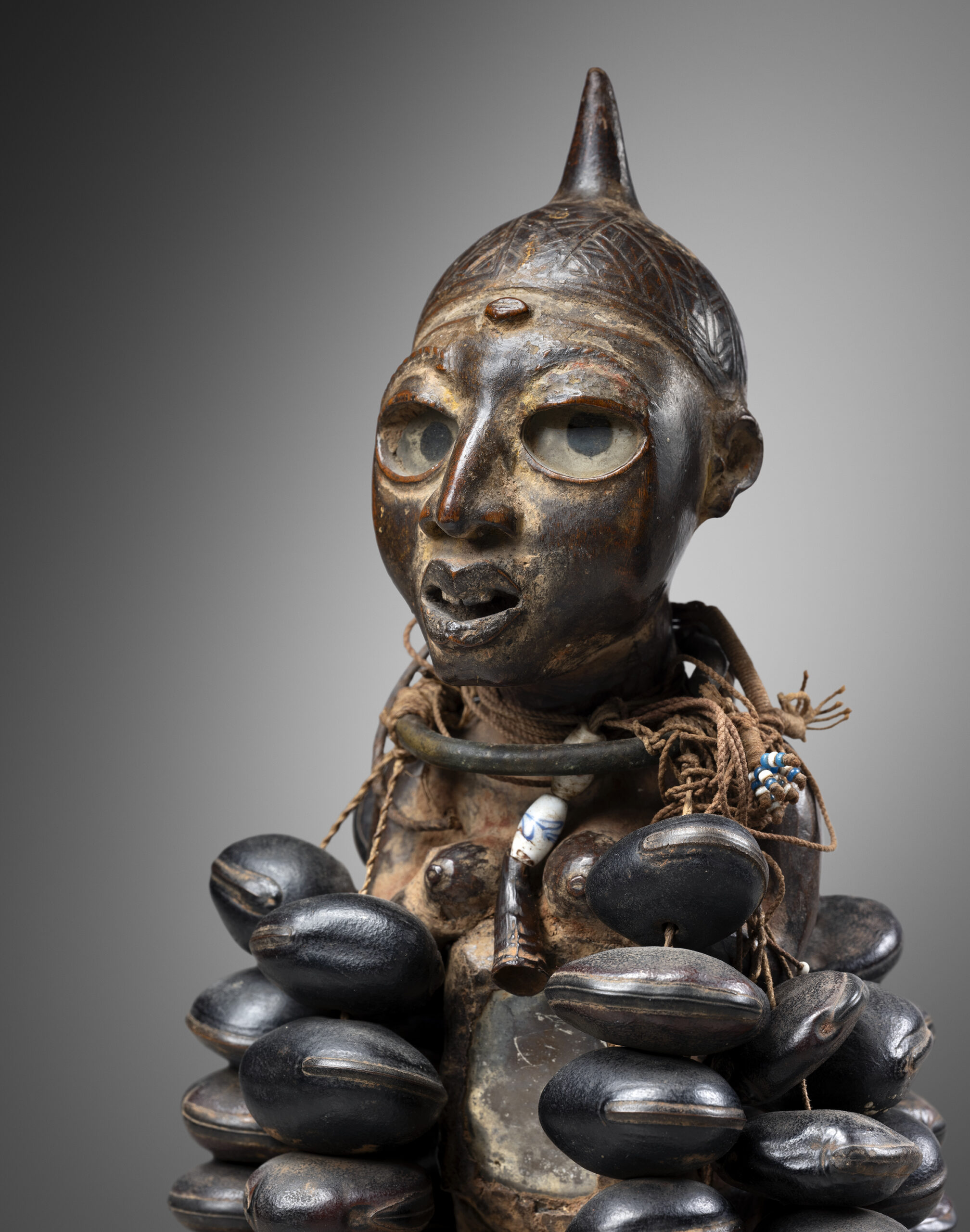 POWER FIGURE (Nkisi)
Democratic Republic of the Congo, Kongo, Mayombe region
Wood, seeds, beads, metal, glass, and plant fibers (raffia)
H. 24.5 cm (9.6 in.) (H. 29.5 cm / 11.6 in. incl. stand)